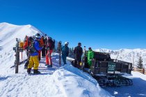 Esquiadores preparándose en la montaña cubierta de nieve - foto de stock