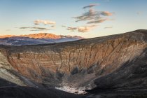 Paysage au cratère Ubehebe dans la vallée de la mort — Photo de stock