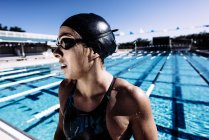 Nadador en gorra de natación - foto de stock