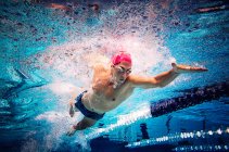 Nadador haciendo freestyle en carril - foto de stock