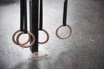 Pendaison anneaux de gymnastique — Photo de stock