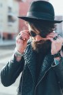 Hipster putting on sunglasses — Stock Photo