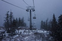 Seggiovia durante la tempesta di neve in montagna — Foto stock