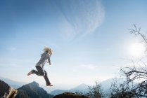 Chico saltando, Parque Nacional Sequoia - foto de stock