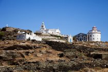 Chiesa imbiancata sulla collina — Foto stock