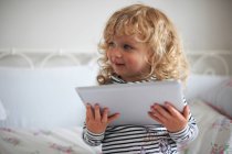 Маленька дівчинка використовує цифровий планшет — стокове фото