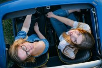 Amici in auto convertibile — Foto stock