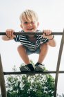 Молодий хлопчик на дитячому майданчику — стокове фото