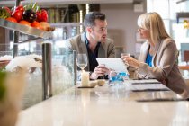 Businessman and businesswoman at lunch — Stock Photo
