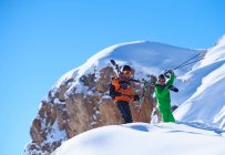 Deux skieurs masculins — Photo de stock