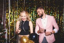 Mann und Frau auf Party — Stockfoto