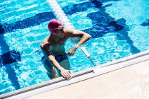 Nadador en agua al final de la piscina - foto de stock