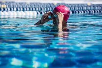 Nadador en el agua en la piscina - foto de stock