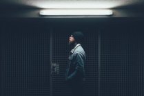 Hipster in dunkler Tür der Stadt bei Nacht — Stockfoto