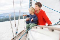 Мать и сын на парусной лодке — стоковое фото