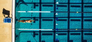 Vista aérea del nadador en la piscina - foto de stock