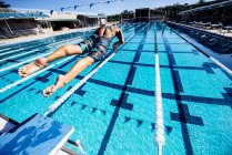 Mergulho de nadador na piscina — Fotografia de Stock