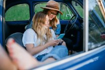 Friends sitting in car — Stock Photo