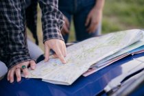 Туристы читают дорожную карту — стоковое фото