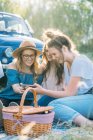 Amici che fanno picnic — Foto stock