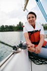 Женщина на парусной лодке — стоковое фото