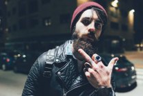 Hipster dando gesto dedo obsceno — Fotografia de Stock