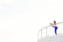 Молодая женщина, занимающаяся спортом на свежем воздухе — стоковое фото