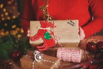 Donna in possesso di regalo di Natale — Foto stock