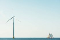 Off shore turbina eólica e veleiro — Fotografia de Stock