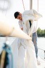 Mann auf Segelboot — Stockfoto