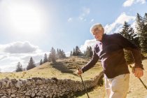 Senior geht in ländlicher Umgebung spazieren — Stockfoto