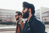 Hipster friends wearing sunglasses in city — Stock Photo