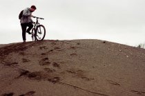Молодий чоловічий гірський велосипедист — стокове фото
