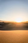Dunas de arena planas Mesquite iluminadas por el sol - foto de stock