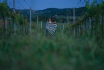 Turistas en viñedo, Toscana, Italia - foto de stock