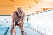 Homem pegando sua respiração pela piscina — Fotografia de Stock