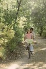 Отец и дочь катаются на велосипеде — стоковое фото