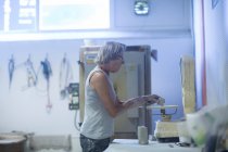 Femme âgée en atelier de poterie — Photo de stock