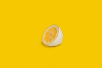 Demi citron peint en blanc — Photo de stock