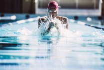 Nadador salpicaduras de agua de la piscina - foto de stock