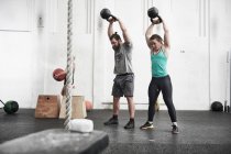 Couple working out with kettlebells — Stock Photo