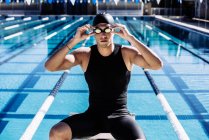 Nadador en gorra de natación - foto de stock