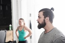 Pareja en gimnasio de entrenamiento cruzado - foto de stock