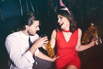 Mann und Frau sitzen auf Party — Stockfoto