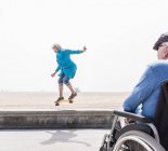 Старшая женщина занимается скейтбордом — стоковое фото