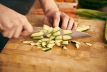 Chef hacher des légumes — Photo de stock
