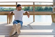 Homme relaxant sur quai — Photo de stock