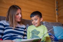 Childminder livro de leitura com menino — Fotografia de Stock