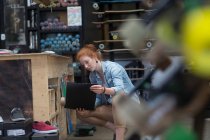 Mulher trabalhando na loja de skate — Fotografia de Stock