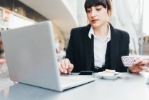 Femme d'affaires utilisant un ordinateur portable — Photo de stock